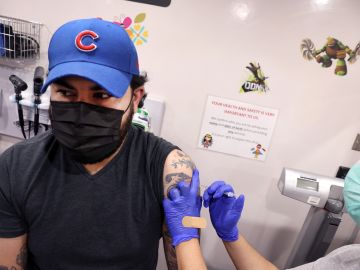 Vacunación contra el covid-19 en Chicago.