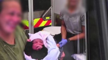 Una mujer encontró a un bebé recién nacido que estaba dentro del cajón de una cómoda en un callejón de un vecindario al noroeste de Chicago. Foto captura Fox 32 Chicago