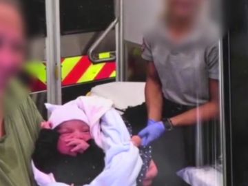Una mujer encontró a un bebé recién nacido que estaba dentro del cajón de una cómoda en un callejón de un vecindario al noroeste de Chicago. Foto captura Fox 32 Chicago