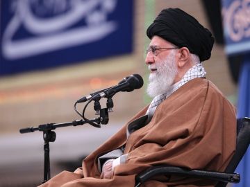 El ayatolá Alí Jamenei advirtió que una "represalia dura está esperando" a Estados Unidos.