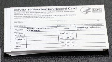 Por su medida y escasa sofisticación, algunas personas piensan que el comprobante de vacunación covid-19 puede ser fácilmente falsificable. Foto captura WGN
