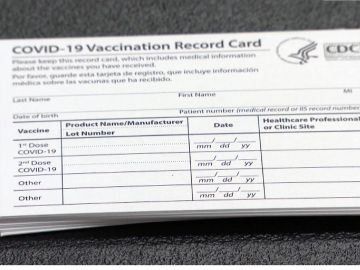 Por su medida y escasa sofisticación, algunas personas piensan que el comprobante de vacunación covid-19 puede ser fácilmente falsificable. Foto captura WGN