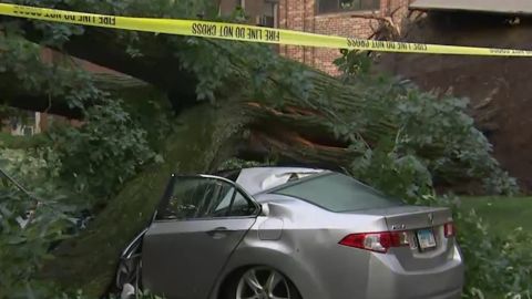 Las tormentas severas y tornados del martes surgieron al tiempo en que en algunas partes de la región de Chicago la temperatura fluctuó entre los 100 a 105 grados. Foto captura NBC 5