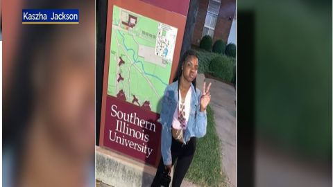 Una vigilia por la joven estudiante fallecida Keeshanna Jackson se llevó a cabo el domingo por la noche. CBS2