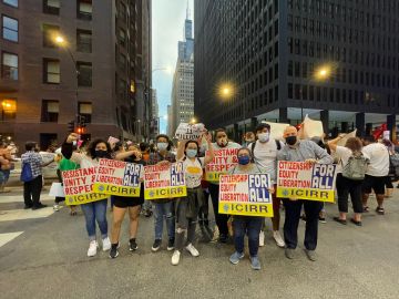 Cientos de inmigrantes y líderes comunitarios marcharon en el centro de Chicago por un camino a la ciudadanía para los 11 millones de indocumentados. (Cortesía ICIRR)