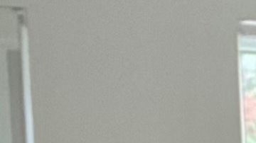 Juan Aguirre, enfermero del Centro Médico Alivio, vacuna contra el coronavirus a Kimberly Ferral en su casa en el barrio de Pilsen. (Cortesía Centro Médico Alivio)