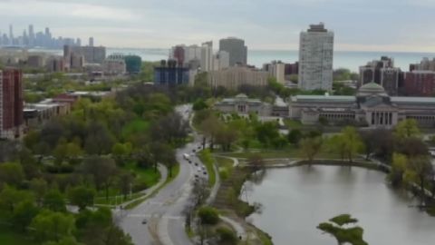 Los Obama están programados para organizar un evento, que se transmitirá en línea para limitar las multitudes en medio de la pandemia de coronavirus. Foto captura Fox Chicago 32