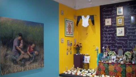 Este año la exhibición el Día de Muertos del Museo Nacional de Arte Mexicano de Pilsen evocará la  memoria de las víctimas de la pandemia del coronavirus. Foto captura ABC7 Chicago