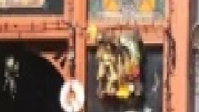 Los 15 pies de altura de la ofrenda de Isabel Hernández son tanto para la familia de ella como para las familias de las personas a quienes ella honra. Foto Cortesía Mauricio Peña/Block Club Chicago