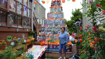 El imponente altar por el Día de Muertos elaborado por Isabel Hernández mide 15 pies y tiene cerca de 250 fotografías de residentes de Pilsen que murieron en diferentes años y por diversas circunstancias. (Belhú Sanabria / La Raza)
