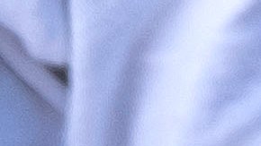 Una pequeña niña pide, en marzo de 2021, al presidente Joe Biden le permita entrar a Estados Unidos para seguir allí su caso de asilo sin tener que esperar en México. (Getty Images)