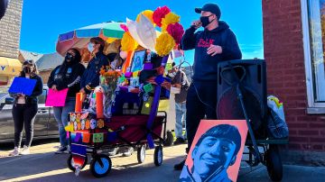 Residentes de La Villita se reunieron en la calle 26 y Ridgeway Avenue y construyeron una ofrenda móvil en memoria de Marc Nevarez y otras víctimas de la brutalidad policiaca. (Hillary Flores / La Raza)