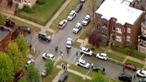 La Policía de Chicago disparó y mató a un hombre mientras respondía a una llamada de un disturbio doméstico en el barrio de Gresham al sur de Chicago. Foto captura Fox 32 Chicago