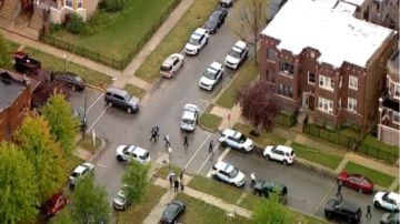 La Policía de Chicago disparó y mató a un hombre mientras respondía a una llamada de un disturbio doméstico en el barrio de Gresham al sur de Chicago. Foto captura Fox 32 Chicago