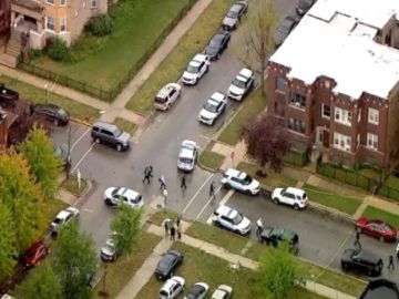 La Policía de Chicago disparó y mató a un hombre mientras respondía a una llamada de un disturbio doméstico en el barrio de Gresham al sur de Chicago. Foto captura Fox 32 Chicago