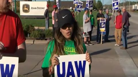 Los trabajadores de John Deere de todo el país se declararon en huelga el jueves .Foto captura NBC NEWS