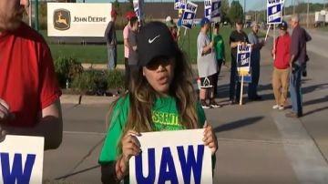 Los trabajadores de John Deere de todo el país se declararon en huelga el jueves .Foto captura NBC NEWS