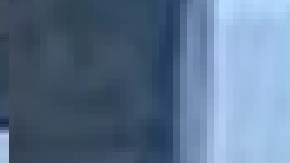 El FBI ha publicado imágenes de vigilancia del ladrón que usa una bicicleta después de realizar su fechoría. Foto captura CBS 2