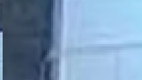 El FBI ha publicado imágenes de vigilancia del ladrón que usa una bicicleta después de realizar su fechoría. Foto captura CBS 2