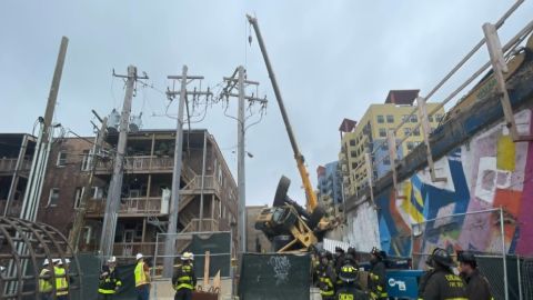 El Departamento de Bomberos de Chicago dijo que una grúa de construcción se volcó mientras estaba en uso. Foto captura Chicago Fire Media