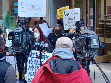 Líderes comunitarios frente a la sede de las Escuelas Públicas de Chicago pidieron más protección para estudiantes y personal de CPS ante el covid-19. (Cortesía Alianza de Pilsen)