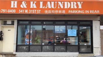 La lavandería H & K Laundry se encuentra en la planta baja de en un edificio residencial en el vecindario de Bridgeport en Chicago.