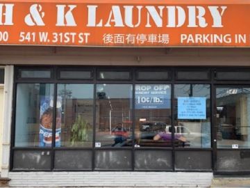 La lavandería H & K Laundry se encuentra en la planta baja de en un edificio residencial en el vecindario de Bridgeport en Chicago.