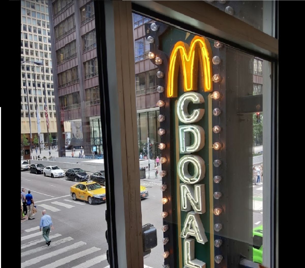 Los empleados de la empresa McDonald's se reunieron en West Randolph en el centro de Chicago para protestar contra el acoso sexual en su lugar de trabajo. 