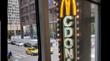 Los empleados de la empresa McDonald's se reunieron en West Randolph en el centro de Chicago para protestar contra el acoso sexual en su lugar de trabajo.