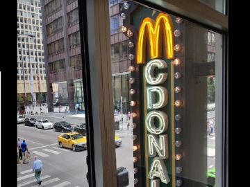 Los empleados de la empresa McDonald's se reunieron en West Randolph en el centro de Chicago para protestar contra el acoso sexual en su lugar de trabajo.