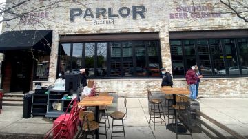 Parlor Pizza Bar con tres establecimientos en Chicago está bajo la lupa por supuestas violaciones laborales .