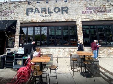 Parlor Pizza Bar con tres establecimientos en Chicago está bajo la lupa por supuestas violaciones laborales .