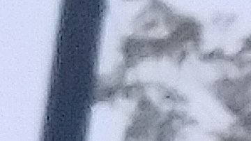 Un anuncio de la campaña para promover la vacunación contra el covid-19 de La Raza en un cartel espectacular en una calle de Chicago.