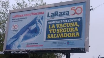 Un anuncio de la campaña para promover la vacunación contra el covid-19 de La Raza en un cartel espectacular en una calle de Chicago.