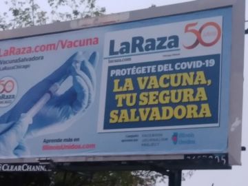 Un anuncio de la campaña para promover la vacunación contra el covid-19 de La Raza en un cartel espectacular en una calle de Chicago.