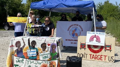 Vecinos de La Villita, organizadores comunitarios y activistas quieren que se revele el informe completo del Inspector General sobre la implosión fallida. Ellos creen que hubo negligencia por parte del Departamento de Salud Pública y el Departamento de Edificios de la Ciudad. (Cortesía Edith Tovar)