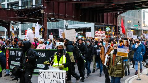 Manifestantes protestaron en Chicago en contra del veredicto de “no culpabilidad” que un jurado dio a Kyle Rittenhouse, quien mató con un rifle automático a dos personas durante protestas en Kenosha, Wisconsin, en agosto de 2020. (Hillary Flores / Especial para La Raza)