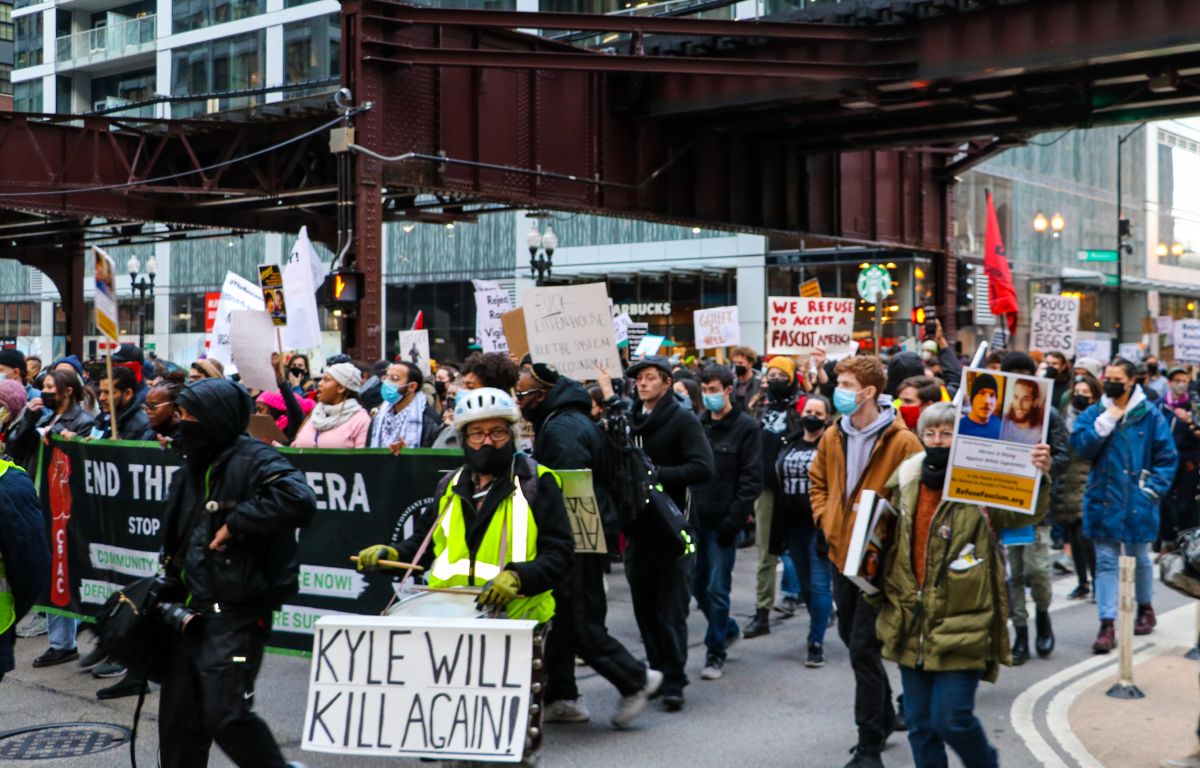 Manifestantes protestaron en Chicago en contra del veredicto de “no culpabilidad” que un jurado dio a Kyle Rittenhouse, quien mató con un rifle automático a dos personas durante protestas en Kenosha, Wisconsin, en agosto de 2020. (Hillary Flores / Especial para La Raza)