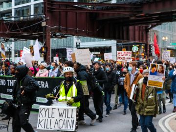 Manifestantes protestaron en Chicago en contra del veredicto de “no culpabilidad” que un jurado dio a Kyle Rittenhouse, quien mató con un rifle automático a dos personas durante protestas en Kenosha, Wisconsin, en agosto de 2020. (Hillary Flores / Especial para La Raza)