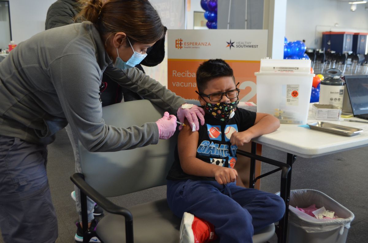 Nancy Rojas llevó a su hijo Erick Rojas, de 7 años, a recibir la vacuna covid-19 de Pfizer. (Belhú Sanabria / La Raza)
