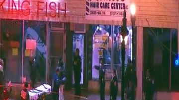 Dos ladrones intentaron asaltar una barbería y uno de ellos murió en la escena. Otro hombre que también estaba en el negocio se encontraba en condición crítica. Foto captura ABC7 Chicago