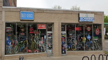 El negocio de bicicletas Barnard's Schwinn Cyclery LTD que se ubica a la altura de la cuadra 6100 oeste de la avenida North en Oak Park probablemente sea demolido.
