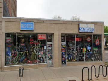 El negocio de bicicletas Barnard's Schwinn Cyclery LTD que se ubica a la altura de la cuadra 6100 oeste de la avenida North en Oak Park probablemente sea demolido.