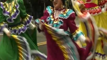 Durante el desfile no faltó la representación de todas las diferentes culturas de Chicago. Foto captura ABC7 Chicago