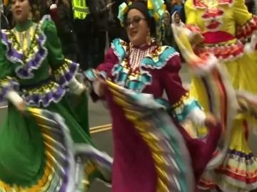 Durante el desfile no faltó la representación de todas las diferentes culturas de Chicago. Foto captura ABC7 Chicago