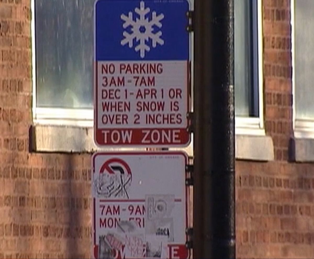 Cuidado que le remolquen su vehículo preste atención a las restricciones de estacionamiento de Chicago que comienzan esta semana en la ciudad. Foto captura Fox 32 Chicago