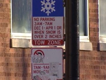 Cuidado que le remolquen su vehículo preste atención a las restricciones de estacionamiento de Chicago que comienzan esta semana en la ciudad. Foto captura Fox 32 Chicago