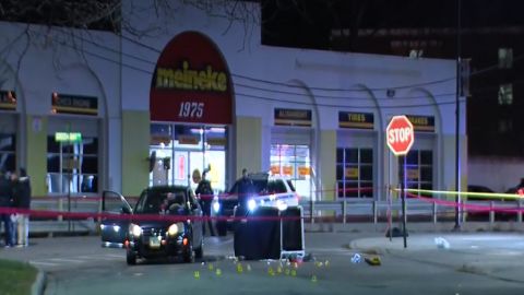 En el incidente murió un adolescente de 17 años y otros cuatro muchachos resultaron heridos, indicaron las autoridades. Foto captura Fox 32 Chicago