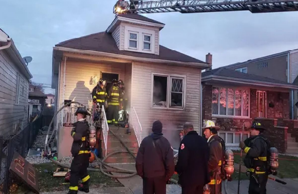 Un incendio en una casa dejó una persona muerta y tres heridas en el barrio de Clearing.  Foto captura Fox 32 Chicago