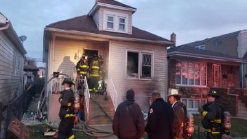 Un incendio en una casa dejó una persona muerta y tres heridas en el barrio de Clearing.  Foto captura Fox 32 Chicago